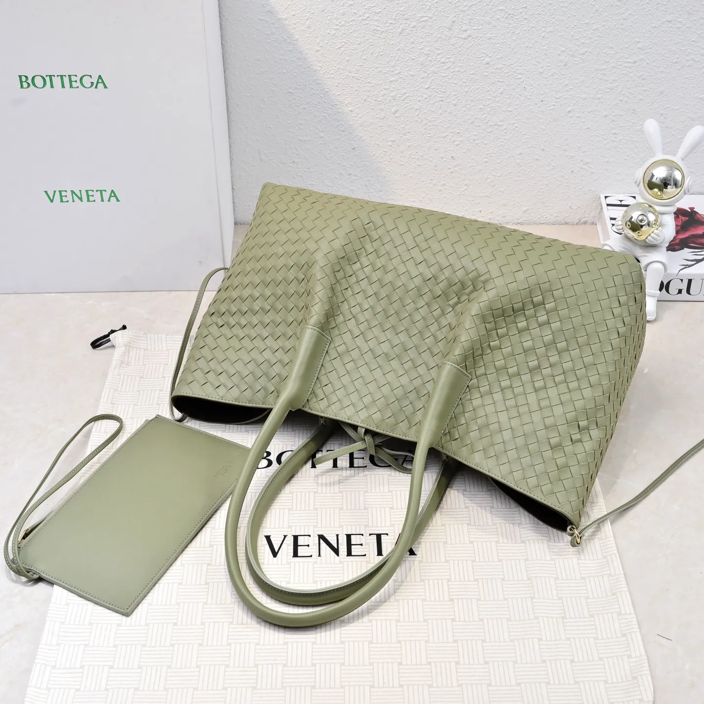 Batch 2360 Bv 2025 early spring series Pinacoteca medium tote handbag. The front is made of classic Intreccia woven cow leather. It is low-key and luxurious. The flip side is made of warm suede. It instantly switches to a lazy and casual style. It has a large internal capacity. It is no pressure to carry a computer for commuting. It is also thoughtfully matched with a small detachable bag. It is full of security. The woven texture is so delicate that you can't put it down. The highlight is that it is super versatile. Come and get your new bag😝 Model: 7166 Size: 23*43*14.5cm